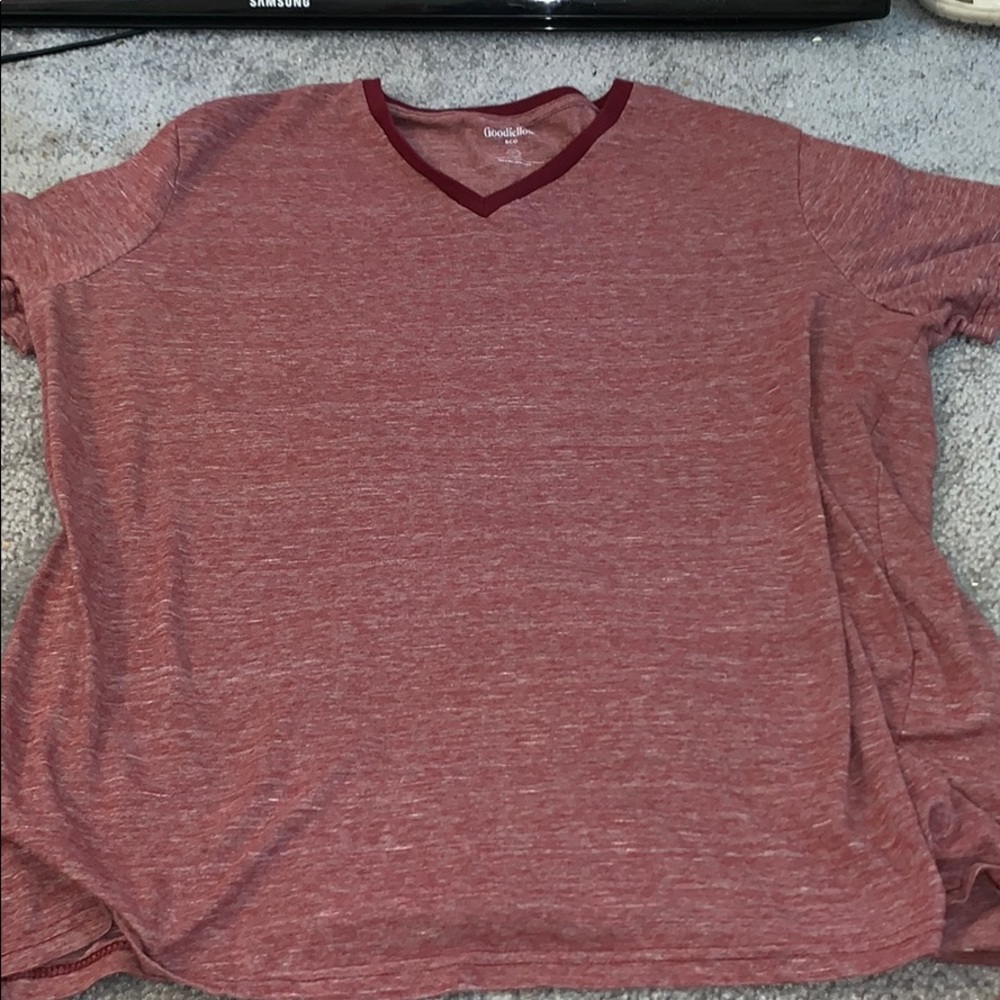 burgundy t shirt